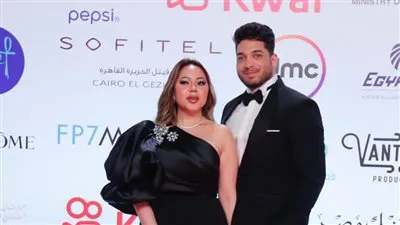 بالأسود الأنيق وقبلة يد.. أسما إبراهيم تخطف الأنظار مع خطيبها الشاب موسى من مهرجان القاهرة السينمائي