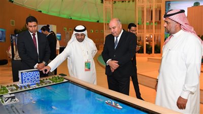 محافظ قنا يزور جناح مبادرة السعودية الخضراء 