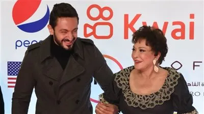  بعد ندوتها.. يوسف عثمان يغازل لبلبة على الريد كاربت 