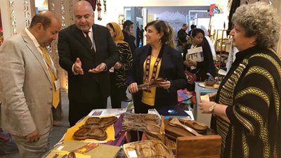 اقبال جماهيري على جناح وزارة الثقافة بالمنطقة الخضراء 