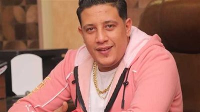 حمو بيكا ينشر صورًا من استعدادات والدته للعمرة