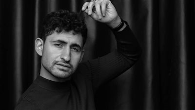 ببدلة بني.. أمير المصري يخطف الأنظار في أحدث ظهور له