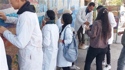  طلاب بآثار أسوانيرممون عدد من الجداريات الأثرية