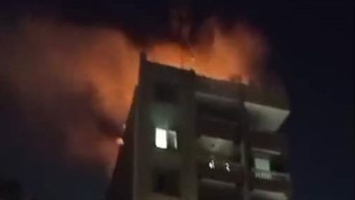 السيطرة على حريق اندلع أعلى سطح عقار بشارع فيصل 