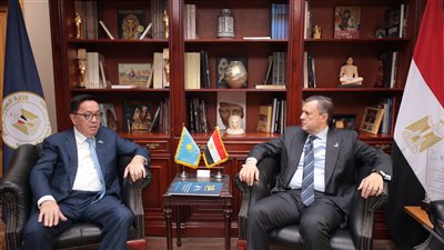 وزير السياحة والآثار يلتقي سفير كازاخستان بالقاهرة