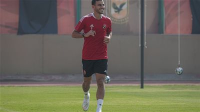 حمدى فتحى يؤدى تدريبات منفردة للتخلص من الإصابة