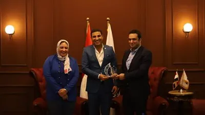 بالصور.. تكريم مصطفى ثابت رئيس تحرير موقع الفجر من حزب مصر أكتوبر