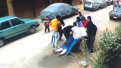 سحلها فى الشارع.. سائق دراجة بخارية يسرق شنطة مسنة ببورسعيد