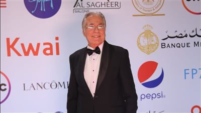 بإطلالة كلاسيكية.. مصطفى فهمي يتألق في حفل ختام مهرجان القاهرة السينمائي 