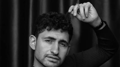 شاهد.. أمير المصري من الأهرامات في أحدث ظهور له