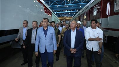 وزيرا النقل والإنتاج الحربي يتفقدان ورش إجراء عمرات عربات السكك الحديدية