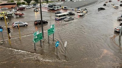 شاهد.. أمطار غزيرة تتحول إلى سيول جارفة في شوارع جدة