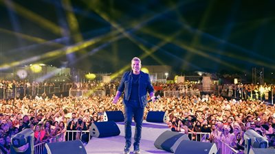 عمرو دياب يشعل ليالي المونديال بحفل أسطوري في 