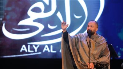 في حفله بمسرح الجمهورية أمس.. علي الألفي يطلب من جمهوره الدعاء لأنغام