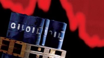 أسعار النفط تتراجع للأسبوع الثالث.. وبرنت يهبط إلى 83.6 دولار