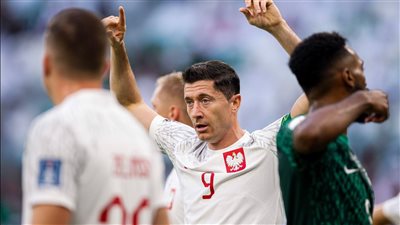 من خطأ قاتل.. ليفاندوفسكي يسجل الهدف الثاني أمام السعودية في كأس العالم (فيديو)