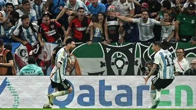 لهذا السبب.. أسطورة الأرجنتين يدافع عن ميسي