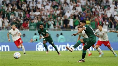 نجم السعودية ينال إعجاب مدرب بولندا