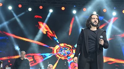 بهاء سلطان يرفع شعار كامل العدد بحفل الأكاديمية البحرية بالإسكندرية