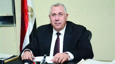 وزير الزراعة يعلن الإفراج عن 876 ألف طن أعلاف بقيمة 432 مليون دولار حتى الآن