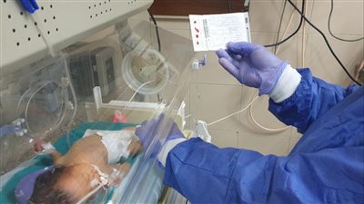 استشاري يكشف حقيقة انتشار كورونا بين الأطفال حديثي الولادة