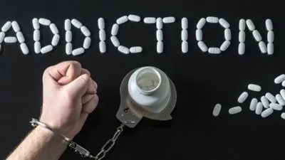 خطورة الإدمان: تأثيراته على الفرد والمجتمع والمستقبل الوظيفي