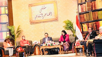 متخصصون يناقشون 