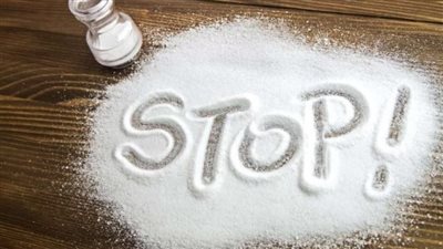 سم.. أستاذ أمراض القلب يُحذر من خطورة الإفراط في تناول الملح (فيديو)