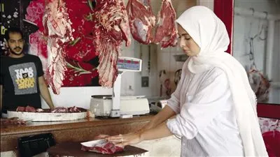 مضيفة طيران تترك مهنتها وتتجه للعمل بالجزارة (فيديو)