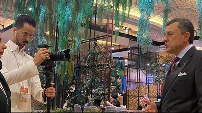 وزير السياحة والآثار يستعرض مستهدفات الوزارة مع وسائل إعلام عالمية 