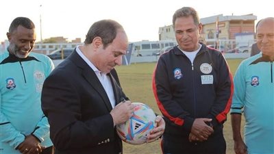 الرئيس يوقع على كرة أحد مواهب برنامج “كابتيانو مصر” (صور)