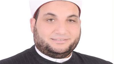 ما حكم التفات الأم لطفلها أثناء الصلاة؟.. داعية يجيب (فيديو)