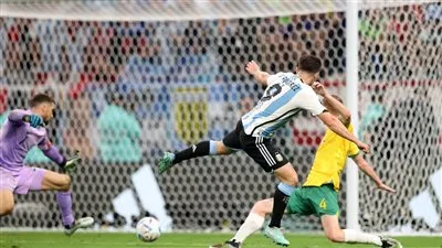 بخطأ فادح..  ألفاريز يسجل هدف الأرجنتين الثاني في شباك أستراليا بكأس العالم 