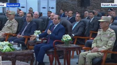 السيسي: نعمل على تنفيذ شبكة طرق تلبي احتياجات 100 مليون مواطن