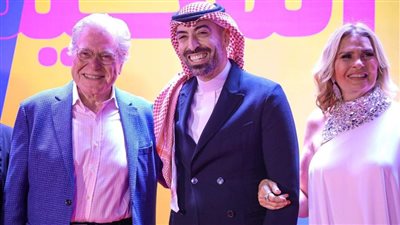 حسين فهمي يشاهد النسخة المرممة من 