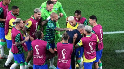 شاهد ما فعله لاعبو البرازيل مع مدربهم بعد اكتساح كوريا بالشوط الأول (فيديو)