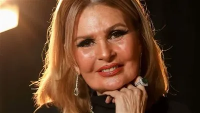 بعد حصولها على جائزة اليسر الذهبية.. يسرا توضح سبب غياب زوجها عن تكريمها بمهرجان البحر الأحمر السينمائي 