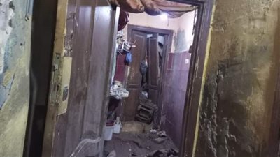 يقطنه ٣ أسر.. حريق يتسبب في انهيار عقار بغرب الإسكندرية (صور)