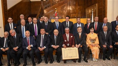 زاهي حواس يتسلم وسام الشمس المشرقة من اليابان