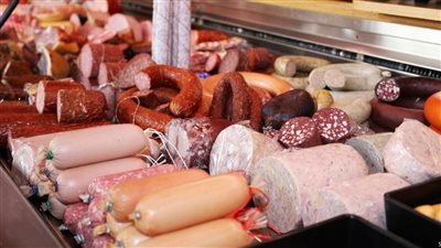 من مسببات السرطان.. القومي للتغذية يُحذر من تناول اللانشون والبيف (فيديو)