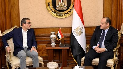 وزير الصناعة يبحث مع رئيس شركة ديور الفرنسية الاستثمار في السوق المصري
