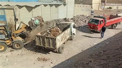 رفع 150 طن مخلفات وتراكمات بطريق نفق الفكهاني بالكونيسة وأسفل الدائري بالعمرانية