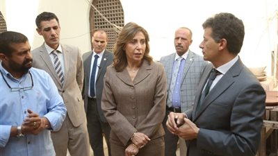 وزيرة الثقافة تتفقد مركز الحرف بالفسطاط وتوجه بإنشاء خط إنتاج استثماري لتسويق الأعمال في الداخل والخارج