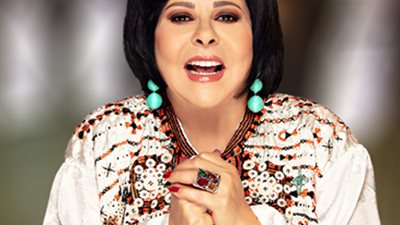 محمد ثروت ينهيئ إسعاد يونس بجائزة أفضل مذيعة