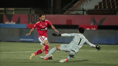 الشوط الأول.. الأهلي يضرب شباك الاتحاد بهدفين والشناوي يتصدى لضربة جزاء (فيديو)