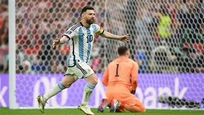 فان باستن: ميسي شخص استثنائي