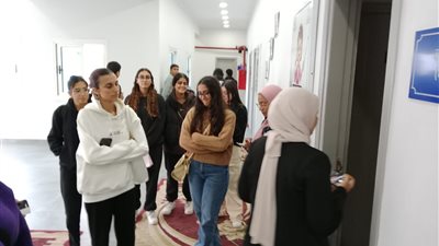 وفد طلابي يزور مركز استضافة وتوجيه المرأة بالأسمرات