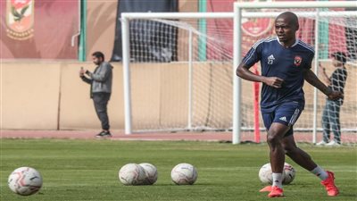 مران الأهلي.. بيرسي تاو يؤدي جلسة علاج طبيعي