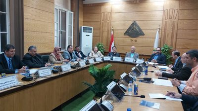 رئيس جامعة بنها يناقش الاستعدادات لامتحانات الفصل الدراسي الأول