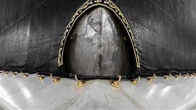 التفاصيل الكاملة حول ما يميز الحجر الأسود والركن اليماني